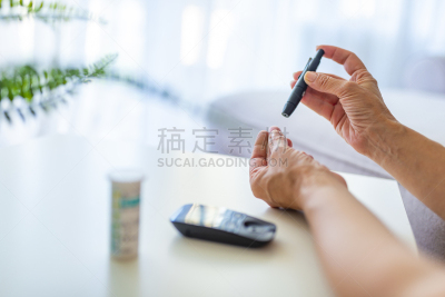 女人,血糖检测,成年的,仅成年人,青年人,拇指,葡萄糖,胰岛素,手指