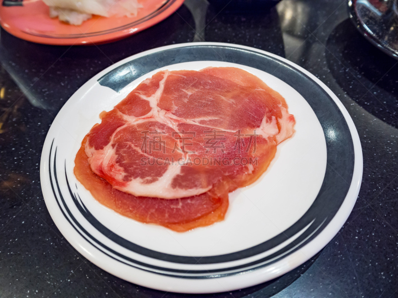 盘子,猪肉,浅的,涮涮锅,寿喜烧,生鱼片,餐具,水平画幅,生食,膳食