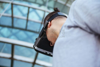 网络空间,青年男人,未来,错觉,仅男人,仅成年人,眼镜,青年人,技术,虚拟现实模拟器