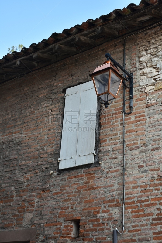 Fenêtre sur le mur du musée Toulouse Lautrec à Albi, France