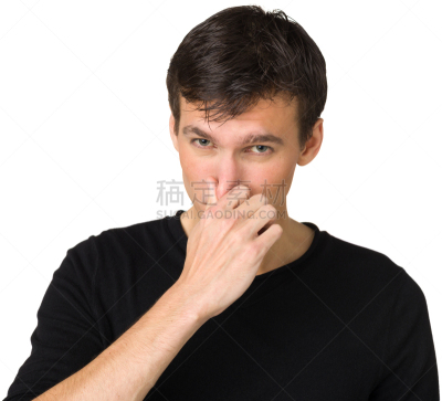人的鼻子,青年男人,捏着鼻子,摒住呼吸,臭,不舒服,正面视角,躯干,留白,t恤