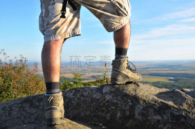 徒步旅行,工装裤,登山靴,天空,留白,高视角,健康,夏天,男性,仅男人