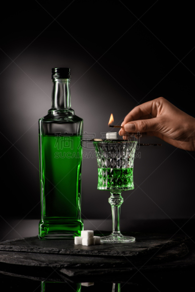 部分,苦艾酒,暗色,汤匙,方糖,在上面,女人,玻璃杯,小酒杯,背景聚焦