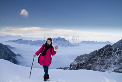 山,徒步旅行,注视镜头,看,天空,沟壑,雪,旅行者,气候与心情,仅成年人