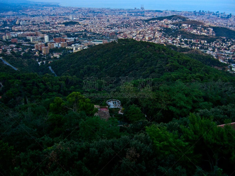 巴塞罗那,国际著名景点,都市风景,航拍视角,在上面,提维达波山,密夫大楼,阿格巴塔,桂尔公园,圣家族教堂