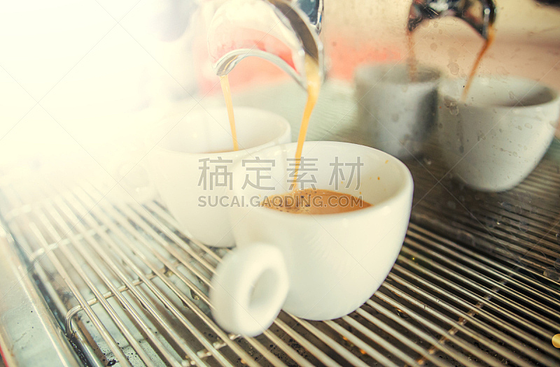 咖啡杯,咖啡师,褐色,水平画幅,早晨,饮料,白人,特写,机器,商业金融和工业