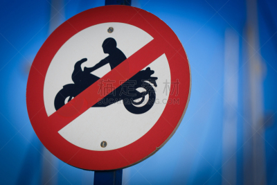 标志,小型摩托车,禁止驶入,禁行街道,此路不通标志,禁止进入记号,关闭标志,正面视角,天空,留白
