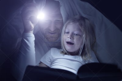 就寝时间,书,父女,儿童小夜灯,手电筒,图画书,讲故事,留白,水平画幅,夜晚