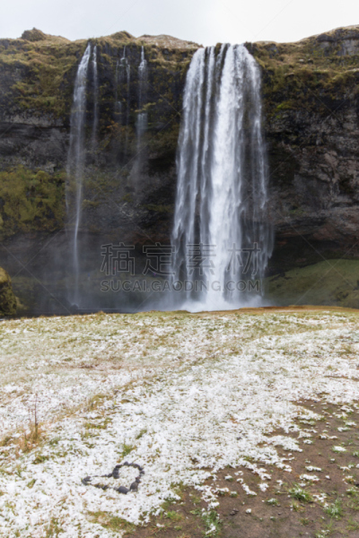 seljalandsfoss waterfall,自然,垂直画幅,水,天空,悬崖,地形,雪,瀑布,户外