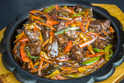 中国食品,炖食,辣椒粉,小牛肉,案板,多汁的,四川省,立方体形状,胡萝卜,越南