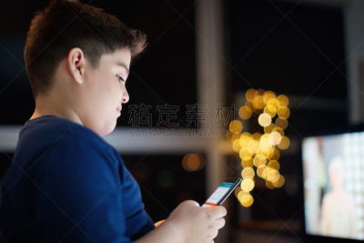 夜晚,手机,男孩,电子邮件,衰老过程,男性,居住区,青年人,儿童,智能手机