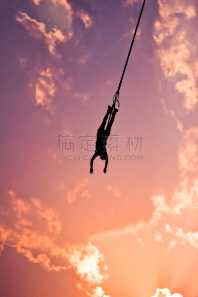 蹦极,弹力绳,垂直画幅,天空,特技,男人,极限运动,成年的,户外,日落