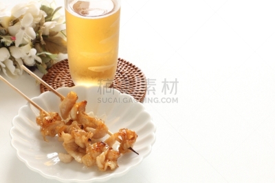 日本食品,煎鸡肉,果皮,饮料,串肉签,含酒精饮料,白色背景,日式烧鸡,食品,室内