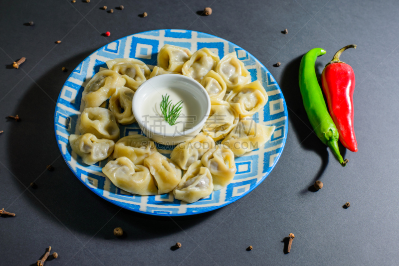 椒类食物,特写,两个物体,黑色背景,饺子,热,盘子,海洋,酱油壶,煮食