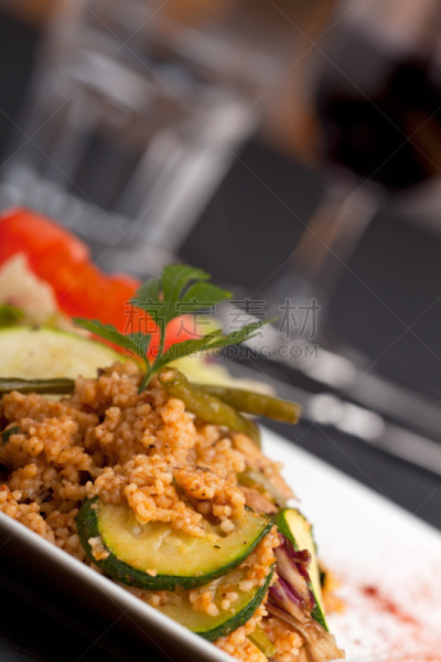 粗麦食物,蔬菜,盘子,摩洛哥塔吉锅,黎巴嫩生菜,菊苣,干小麦,餐具,垂直画幅,水