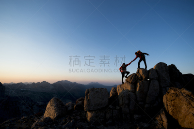 山,职权,援助之手,两个人,攀登,徒步旅行,团队,水平画幅,偏远的,户外
