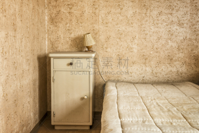 过时的,卧室,肮脏的,床头柜,1970年-1979年,1960年-1969年,床垫,留白,褐色,水平画幅