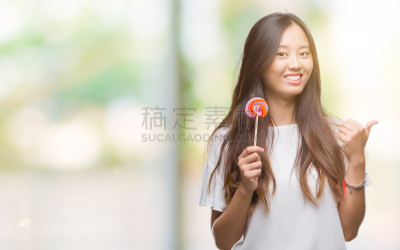 糖果,棒棒糖,青年人,侧面视角,翘起大拇指,背景聚焦,指着,出示,微笑,吃