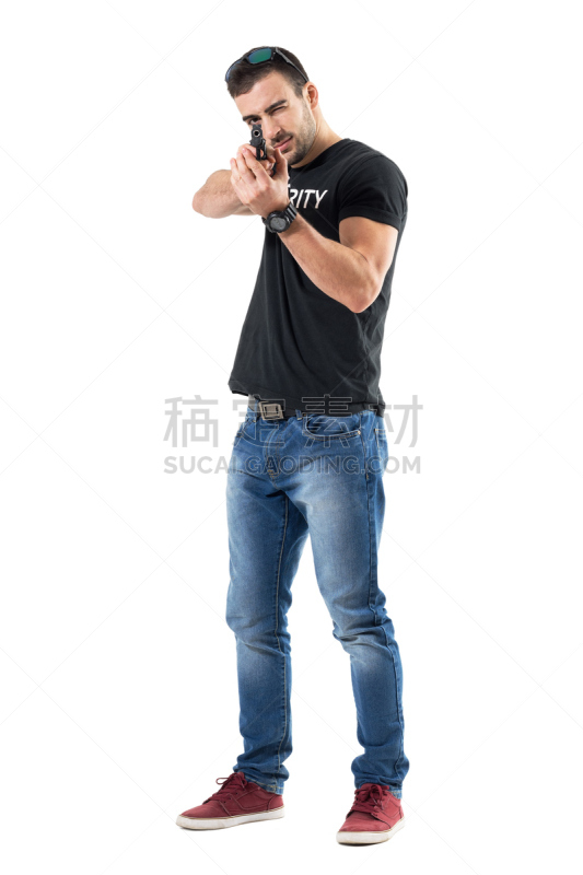 警官,青年人,一个人,简单,人的眼睛,衣服,瞄准,指着,叉腰