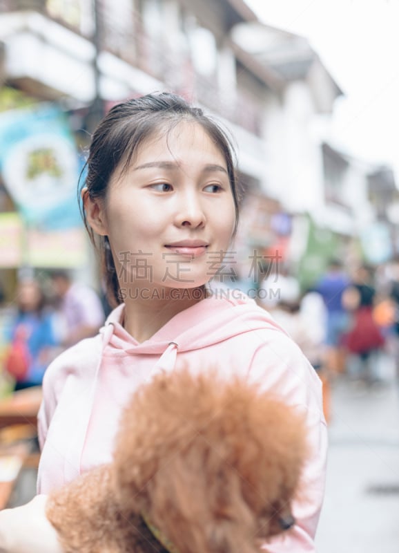 旅游目的地,小狗,拿着,太阳穴,女人,垂直画幅,江苏省,商店,仅成年人,哺乳纲