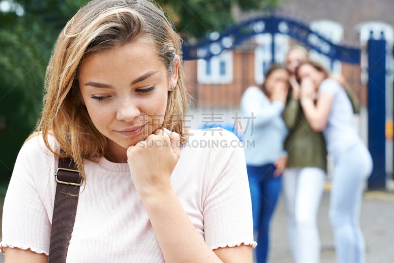 未成年学生,友谊,悲哀,女孩,同辈人的压力,残酷的,学校操场,女生,高中,高中生