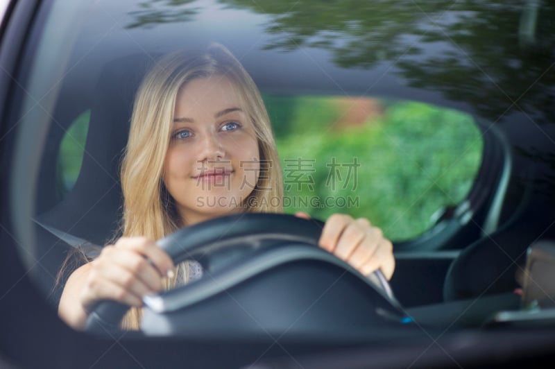 青年女人,汽车,右座驾驶,驾驶考试,实习牌照,学开车,安全带,方向盘,青少年,留白