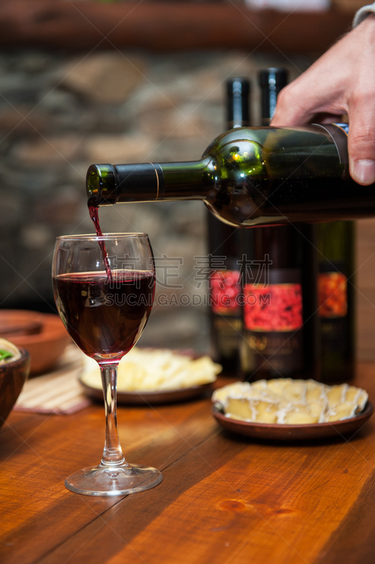 红葡萄酒,党的会议,豪华轿车,瓶盖,莫尔乐葡萄,有蔓植物,男招待,垂直画幅,葡萄酒,服务业职位