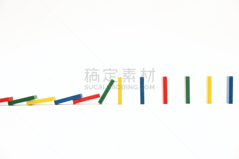 骨牌,成一排,颜色,水平画幅,白色背景,排队等,多米诺效应,休闲游戏,业余爱好,落下