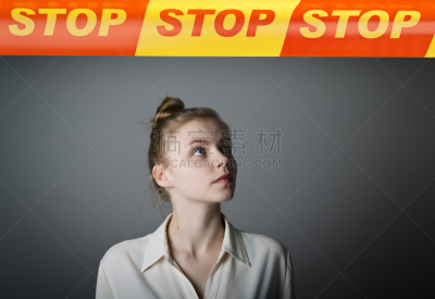 停止标志,白色,女孩,分界线,限制区标志,球场边线,青少年,不确定,水平画幅,符号