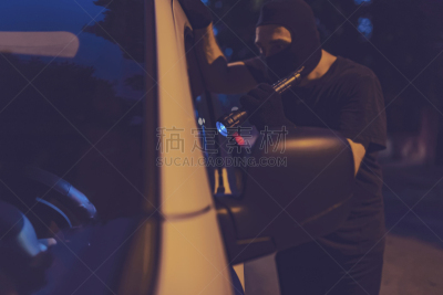 劫持汽车,陆用车,连帽运动外套,手电筒,安全,男性,青年人,青年男人,街道,车门