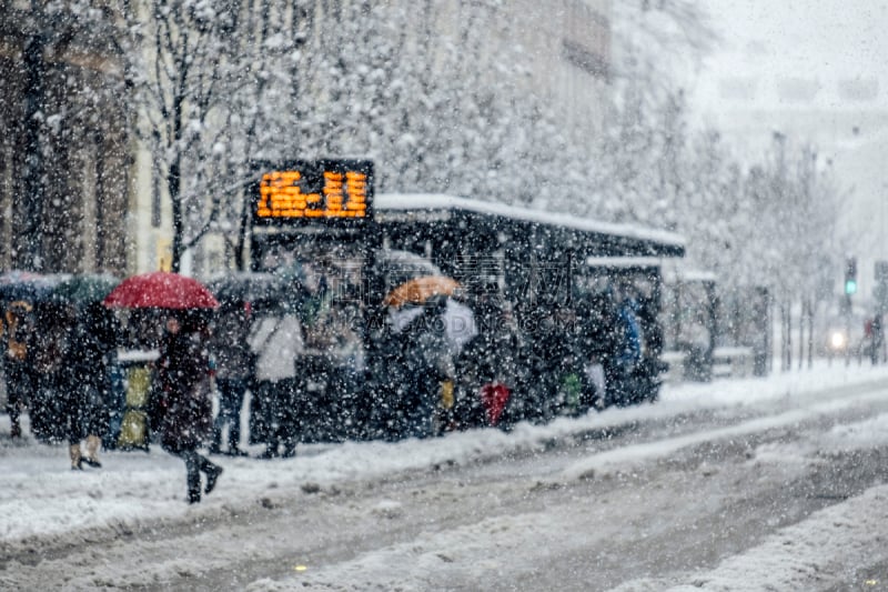 城市生活,中午,外立面,大风雪,二月,选择对焦,暴风雨,通勤者,水平画幅,雪