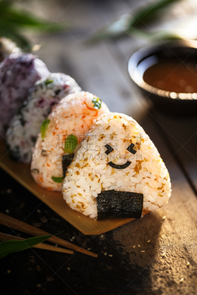 饭团,便当盒,长寿饮食,紫菜,街头食品,餐具,垂直画幅,煮食,素食,开胃酱