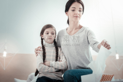 女儿,餐巾,舒服,女人,半身像,水平画幅,父母,家庭生活,独生子女家庭,呼吸系统