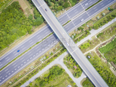 公路,航拍视角,卡车,汽车,交通,多车道公路,现代,无人机,立交桥,十字路口