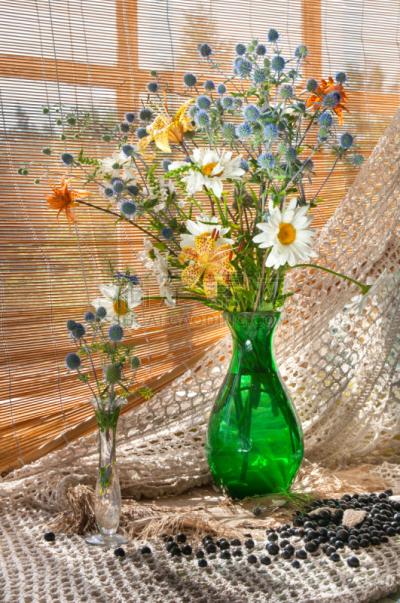 窗台,花束,静物,扁海冬青树,卷丹,甘菊花,自然,垂直画幅,窗户,桌子