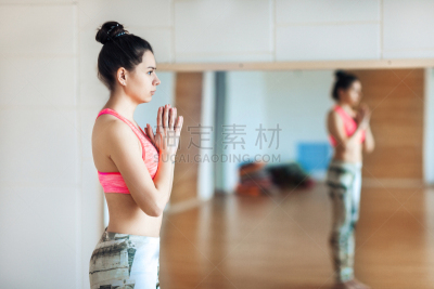 瑜伽,青年女人,注视镜头,梨式,心理健康,姿态优美,腿,活力,专心,平和