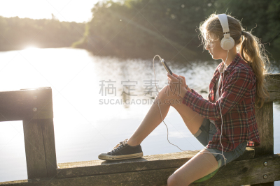 湖,女孩,手机,水,青少年,夏天,网上冲浪,镜头眩光,儿童,仅儿童