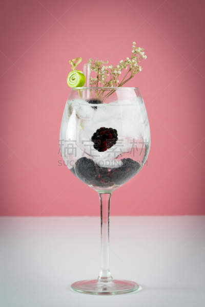 鸡尾酒,饮料,杜松子,苏打水,葡萄酒杯,朗姆酒,口渴的,垂直画幅,合成图像,水