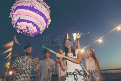 动物玩偶,生日,休闲活动,夜晚,闪烁发光,夏天,周末活动,放焰火,青年人,夜生活