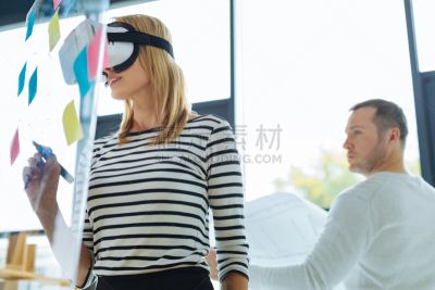 拿着,女人,舒服,荧光笔,愉快的,办公室,未来,水平画幅,科学,白人