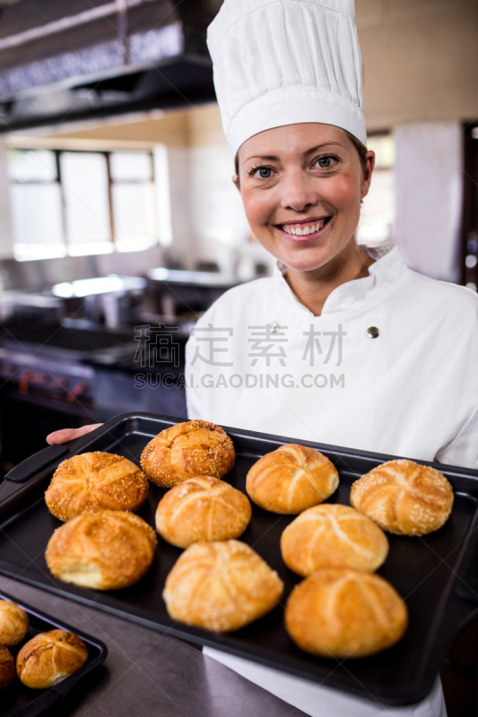 拿着,厨房,折角小面包,女性,烤盘,专业人员,学员,饮食产业,30岁到34岁,肖像