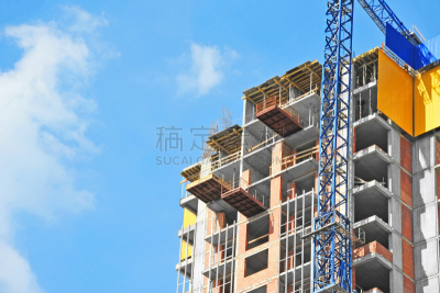 起重机,建筑工地,摩天大楼,电缆绞车,混泥土块,钢缆,梁,脚手架,混凝土墙,房屋建设