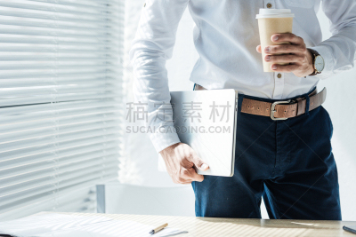 笔记本电脑,男商人,咖啡,部分,透过窗户往外看,拿着,办公室,留白,领导能力,络腮胡子