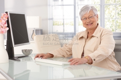 使用电脑,老年女人,幸福,住宅内部,留白,休闲活动,仅成年人,眼镜,网上冲浪,彩色图片