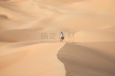 沙丘,美女,徒步旅行,巨大的,empty quarter,迪拜,沙特阿拉伯,仅一个中老年女人,沙子,夏天