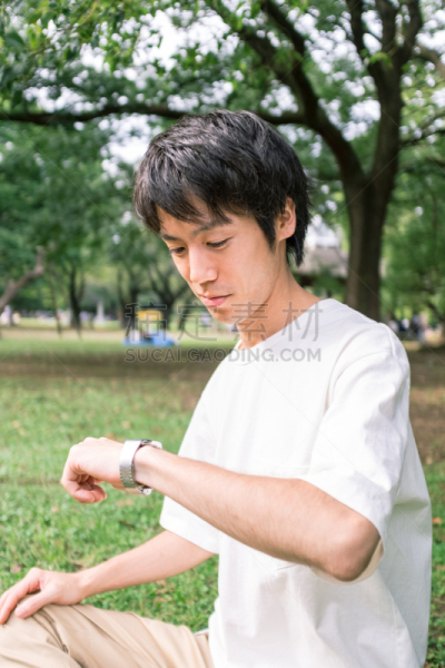 男人,核对时间,垂直画幅,四肢,在边上,钟,男性,仅男人,仅成年人,日本人