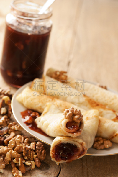 薄烤饼,胡桃,果酱,李子,垂直画幅,早餐,苹果肉桂煎饼,无人,烘焙糕点,法式食品