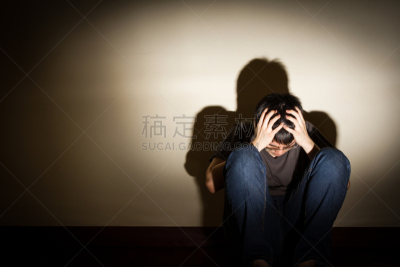 沮丧,青年男人,室内地面,头痛,水平画幅,墙,绝望,情绪压力,阴影,男商人