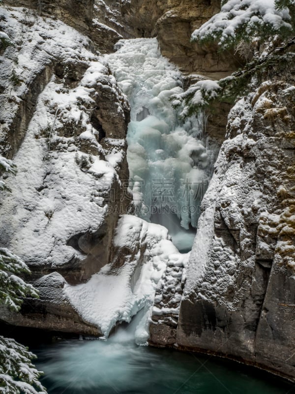 约翰斯顿峡谷,瀑布,班夫,加拿大落基山脉,垂直画幅,洛矶山脉,地形,阿尔伯塔省,无人,户外