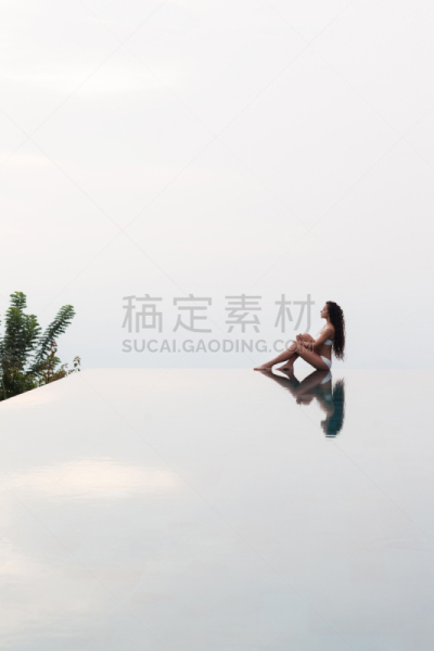 无边际泳池,青年人,女人,注视镜头,华贵,苗条,垂直画幅,休闲活动,旅行者,夏天
